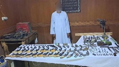 حول منزله لورشة لتصنيع السلاح.. القبض على حداد بحوزته 25 قطعة سلاح بسوهاج