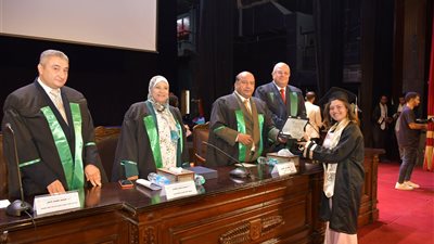 جامعة القاهرة تحتفل بتخريج دفعة جديدة من كلية الطب البيطري | صور