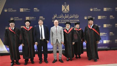 رئيس جامعة سوهاج يشهد حفل تخرج الدفعة الأولى للجامعات الأهلية الجديدة