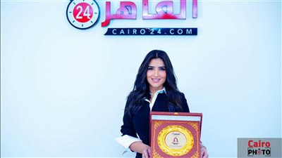 القاهرة 24 يكرم الفنانة مي عمر عن نجاح مسلسل نعمة الأفوكاتو