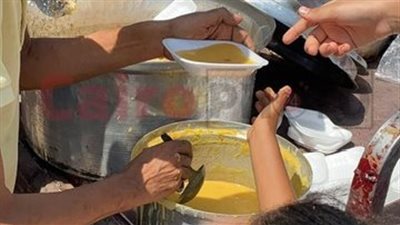 احتفالا بالمولد النبوي.. أهالي الأقصر يوزعون أطباق عدس وعصائر على أبواب المساجد| صور 