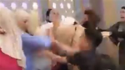 عملوا في بعض محضر.. خناقة بين أهالي عروسين بقاعة أفراح بالوراق| بث مباشر