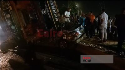 تريلا تدهس سيارة ملاكي بحدائق أكتوبر.. والعناية الإلهية تنقذ السائق ونجله| صور