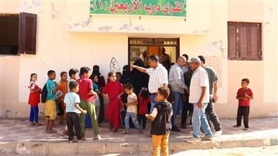 توزيع شنط مدرسية بالمجان على طلاب القرى النائية بالوادي الجديد | صور