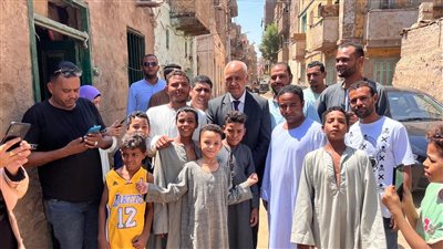 تعمل في الخردة لتساعد أخواتها.. النائب مصطفى بكري يزور الطالبة فاطمة وأسرتها بالأقصر