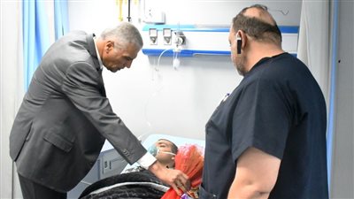 كانوا بيأمنوا فوج سياحي.. محافظ أسوان يزور مصابي حادث انقلاب سيارة بطريق أبو سمبل البري