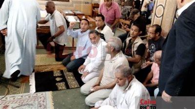 حالة إغماء وبكاء عبد الرحيم علي وانهيار ابنته خلال تشييع جثمان والدته بمسجد السيدة نفيسة