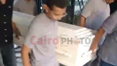 وصول جثمان ناهد رشدي لـ مسجد عبد الرحمن الكواكبي بالعجوزة استعدادًا لصلاة الجنازة