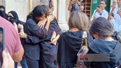 انهيار ابنة ناهد رشدي خلال تشييع جثمانها من مسجد عبد الرحمن الكواكبي بالعجوزة