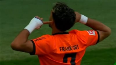 صافرات استهجان من جمهور فولفسبورج ضد عمر مرموش أثناء لعبه ركلة الجزاء