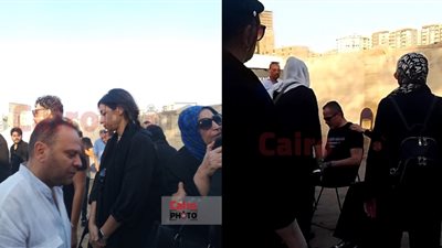 مش مستوعبين.. انهيار أسرة ناهد رشدي خلال استقبال عزائها بالمقابر| صور