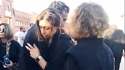 الحزن يسيطر على ابنة الراحلة ناهد رشدي خلال تلقي العزاء في والدتها بالمقابر| بث مباشر