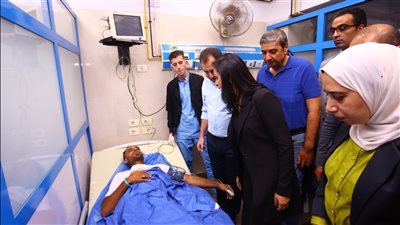 وزيرة التضامن تزور مصابي حادث تصادم قطاري الزقازيق بمستشفيي جامعة الزقازيق والأحرار | صور 
