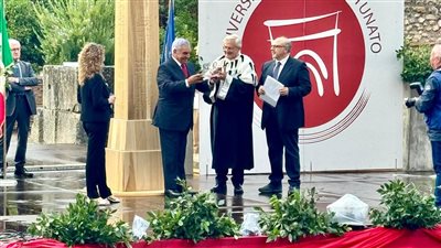 جامعة بينيفينتو الإيطالية تمنح الدكتور زاهي حواس جائزة الإمبراطور تراجان