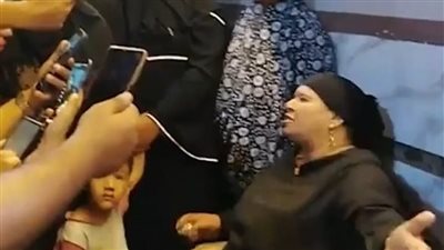 انهيار والدة ضحايا حادث قطاري الزقازيق خلال دفنهم بمقابر الأسرة.. ومحافظ الشرقية يقدم واجب العزاء | بث مباشر