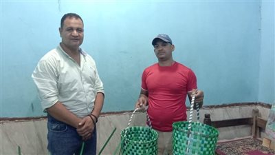 إيده تتلف في حرير.. أبو يوسف استخدم شنبر الغسالات والثلاجات في صناعة السلال بسوهاج