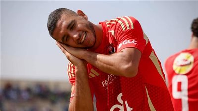 رامي ربيعة مدافع الأهلي يتمم اتفاقه مع نادي العين الإماراتي
