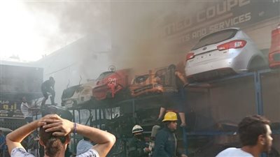 السيطرة على حريق ورشة سيارات بمدينة السلام| صور