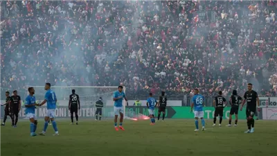 اشتباكات بين جماهير نابولي وكالياري تتسبب في إيقاف المباراة بالدوري الإيطالي 