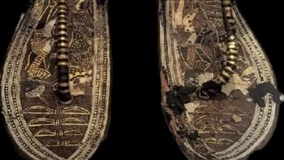 موضح عليه أعداء مصر.. المتحف المصري الكبير يعرض زوجا من الصنادل لـ توت عنخ آمون 