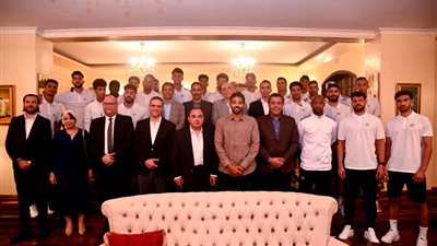 سفير مصر في كينيا يستضيف بعثة الزمالك بمنزله بعد الفوز على الشرطة| صور