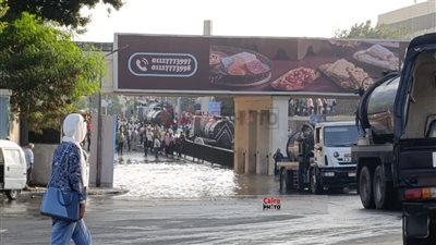 انفجار ماسورة مياه بالخليفة المأمون أمام جامعة عين شمس | صور