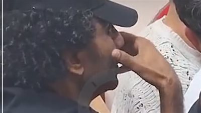 مخبي وشه.. شقيق حسين الشحات يصل إلى المحكمة لمؤازرة أحمد فتوح خلال محاكمته