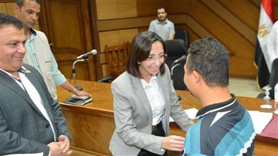 محافظ البحيرة توزع حقائب مدرسية خلال لقائها الأسبوعي بالمواطنين