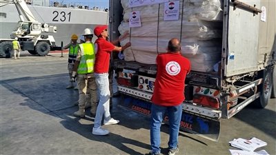 الهلال الأحمر يرسل 75 طنًا من المساعدات الإغاثية والغذائية إلى السودان | صور