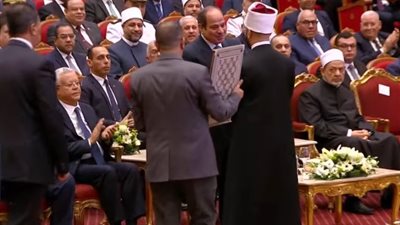 أهداه له وزير الأوقاف.. الرئيس السيسي يقبل المصحف الشريف في احتفالية المولد النبوي