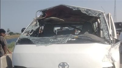 إصابة 11 شخصا في حادث انقلاب ميكروباص على الطريق الصحراوي | أسماء