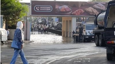 الشوارع تحولت لبحيرة.. تفاصيل انفجار ماسورة مياه بمحور الخليفة أمام جامعة عين شمس |بث مباشر 