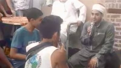 أشهد أن محمدًا وعيسى رسولا الله.. سائح صيني يفاجىء رواد مسجد أبو الحجاج بالأقصر بإشهار إسلامه: تواشيح مدح النبى خطفت قلبه