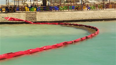 لليوم الـ12 على التوالي.. إجراءات احترازية لمكافحة التلوث البترولي بشواطئ الغردقة