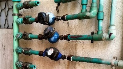 حملات مكبرة على وصلات المياه الخلسة وتحصيل المديونيات وضبط مركبات توك توك بمدينة بدر