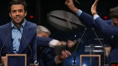 مرشح برازيلي يضرب منافسه بكرسي حديدي على الهواء مباشرة | فيديو