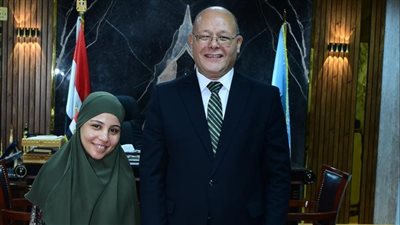 موهوبة ومبتكرة.. رئيس جامعة سوهاج يكرم طالبة من ذوي الهمم