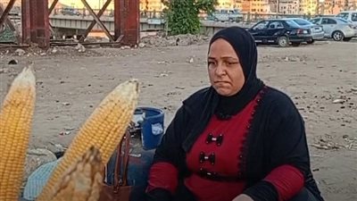 قصة كفاح أم منة أقدم بائعة ذرة مشوي بدمياط: شغالة من 20 سنة.. وربيت ولادي منها | بث مباشر