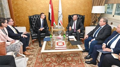 كامل الوزير يناقش أكبر صفقة عربات قطارات من المجر تشمل 1350 عربة