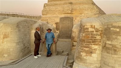  من أمام تمثال أبو الهول.. زاهي حواس يقدم كتاب لمصمم الأزياء الشهير ستيفانو ريتشي 