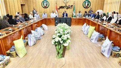 محافظ المنوفية يسلم مساعدات عينية لـ75 حالة إنسانية بقيمة 600 ألف جنيه 