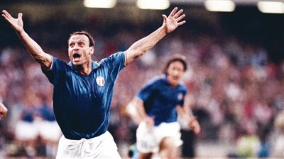 وفاة توتو سكيلاتشي أسطورة الكرة الإيطالية بعد صراع مع السرطان