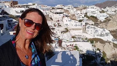 امرأة تفقد حلمها برحلة العمر بسبب تسريب محادثات خاصة.. ما القصة؟  