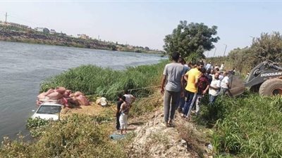 انتشال سيارة نقل محملة بالفول السوداني من الرياح الناصري بالمنوفية