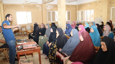 تزامنا مع انطلاق مبادرة بداية.. مياه الفيوم تنفذ ورشة تعليم السباكة للسيدات بقرية العزب