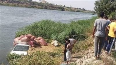 تفاصيل سقوط سيارة محملة بالفول السوداني في الرياح الناصري بالمنوفية | بث مباشر 