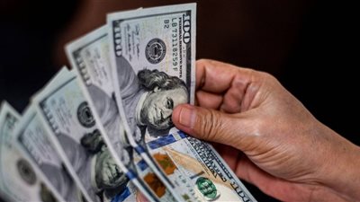 الدولار يتراجع عالميا بعد خفض الفائدة الأمريكية