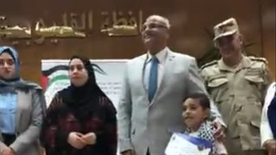 محافظ القليوبية يقدم مساعدات مالية لـ 90 أسرة فلسطينية|بث مباشر 