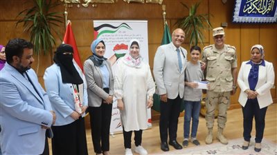 محافظ القليوبية يكرم عددا من الأسر الفلسطينية