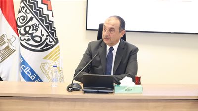 وزير قطاع الأعمال يتابع تطوير عمر أفندي وصيدناوي وفندق الكونتيننتال وسط القاهرة